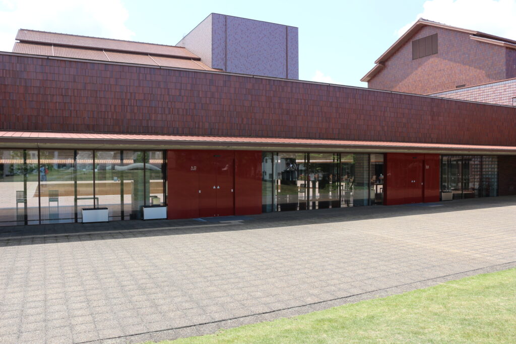 島根県芸術文化センター グラントワ入り口