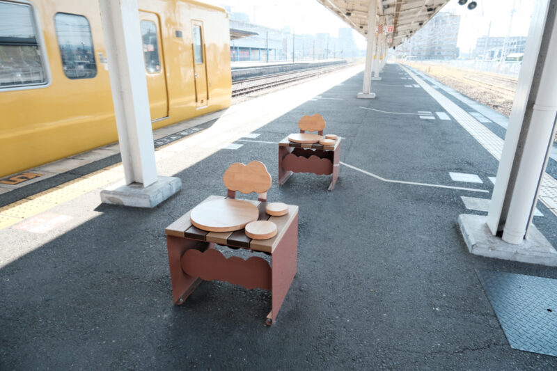 倉敷駅のホームにあるやくもの椅子