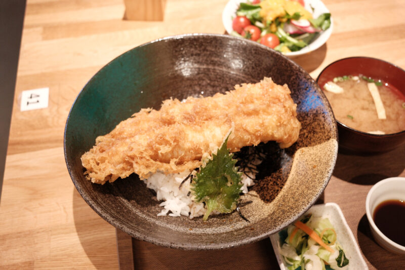なぎの木テラスの大穴子天丼&有機野菜のサラダバー付き