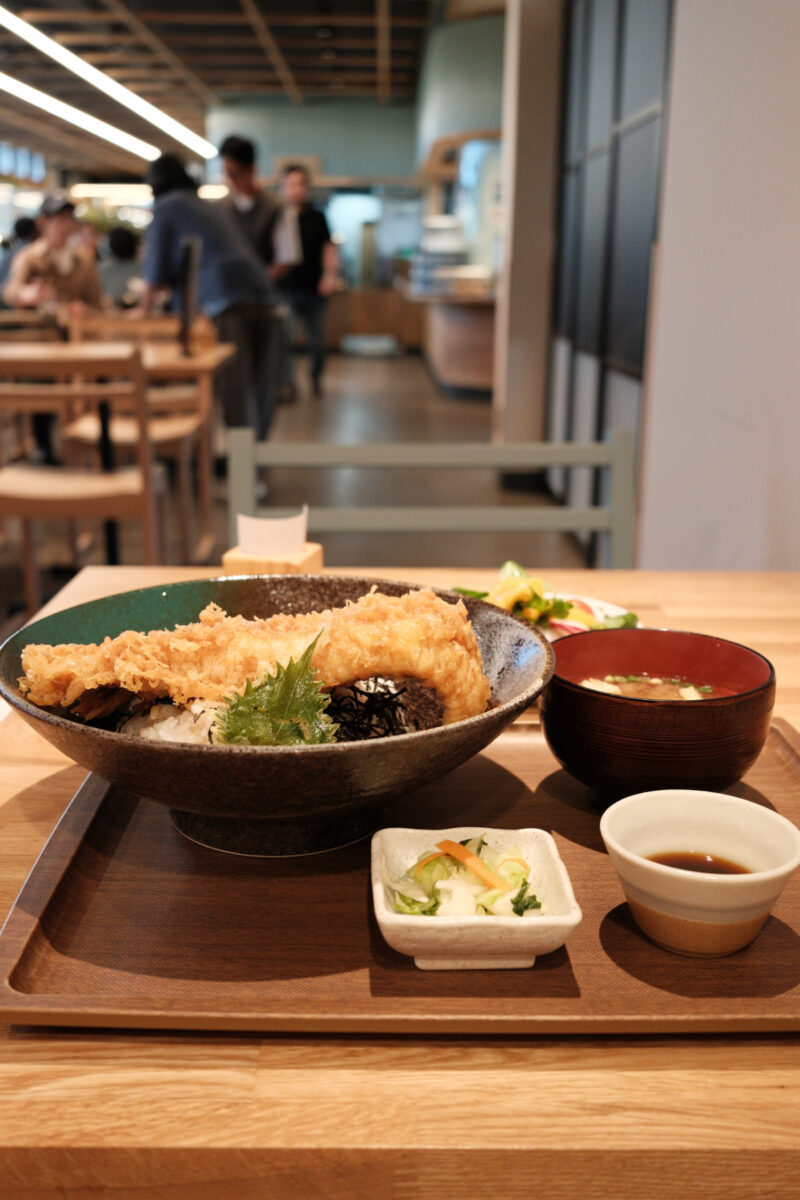 なぎの木テラスの大穴子天丼&有機野菜のサラダバー付き