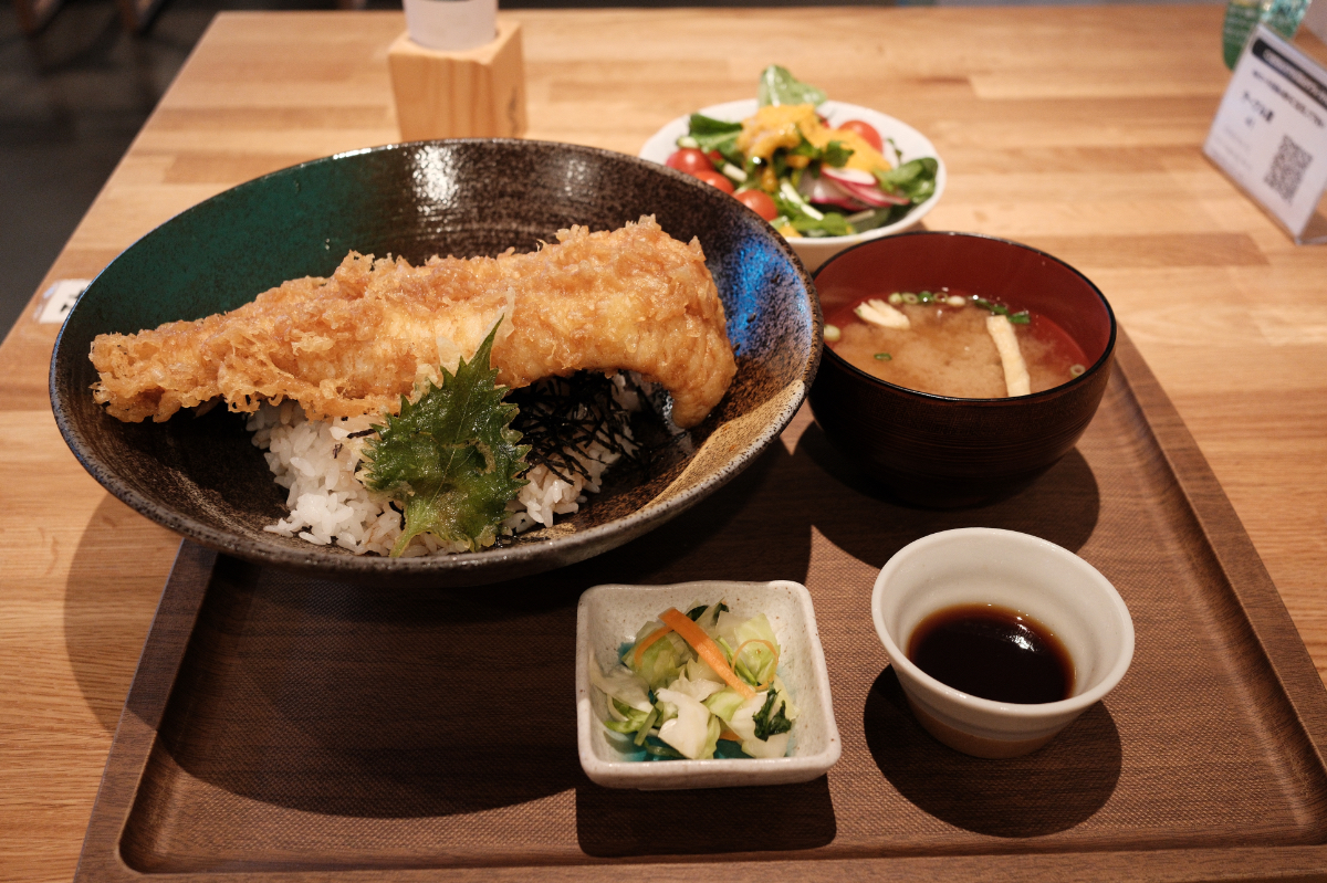なぎの木テラスの大穴子天丼＆有機野菜のサラダバー付き