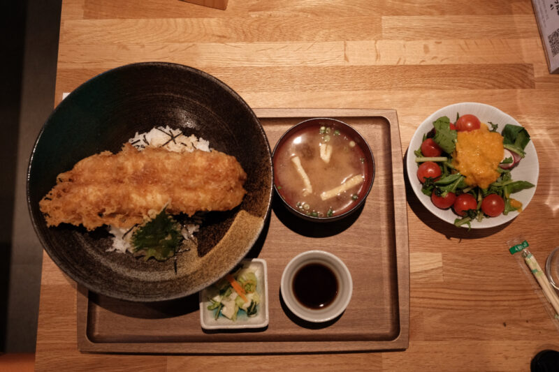 なぎの木テラスの大穴子天丼&有機野菜のサラダバー付き