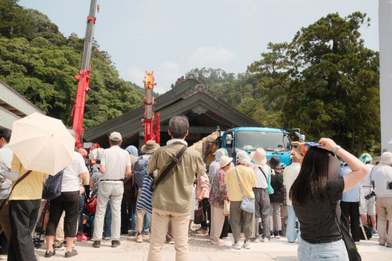 出雲大社神楽殿大しめ縄架け替え