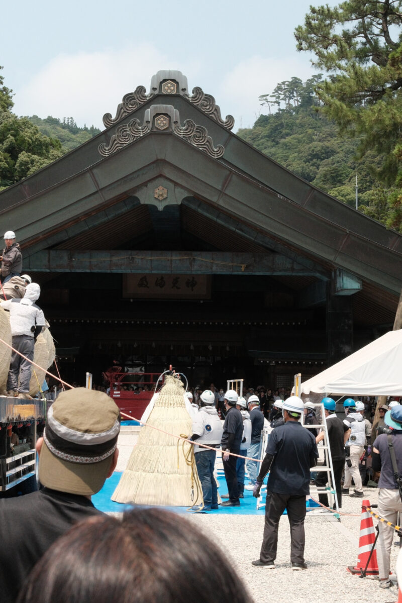 出雲大社神楽殿大しめ縄架け替え