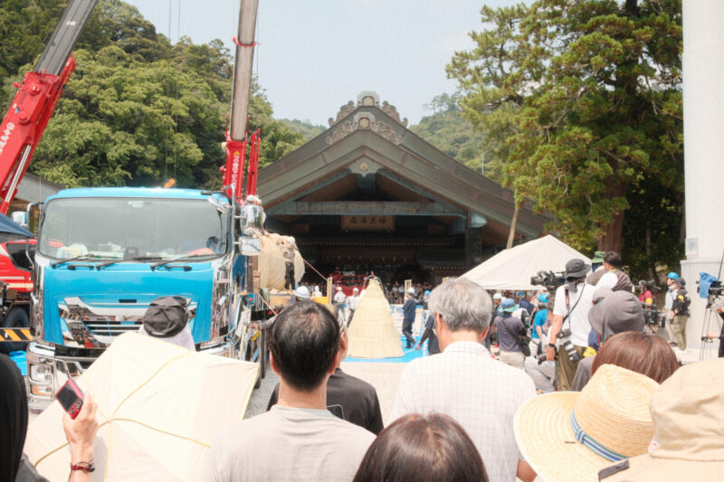 出雲大社神楽殿大しめ縄架け替え