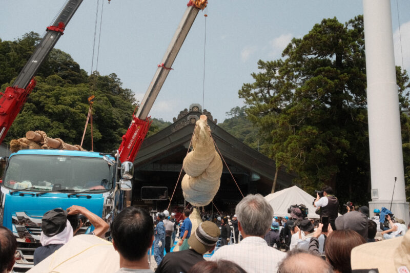 出雲大社神楽殿大しめ縄架け替え
