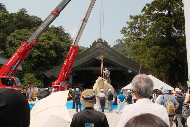 出雲大社神楽殿大しめ縄架け替え
