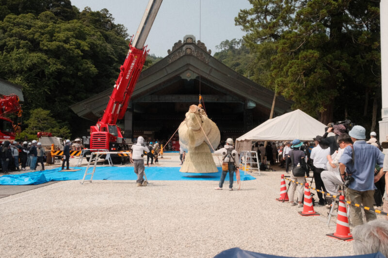 出雲大社神楽殿大しめ縄架け替え