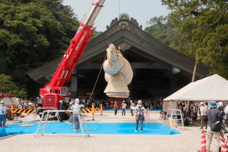 出雲大社神楽殿大しめ縄架け替え