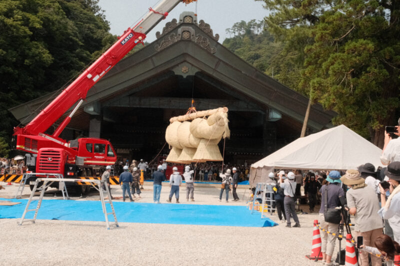 出雲大社神楽殿大しめ縄架け替え