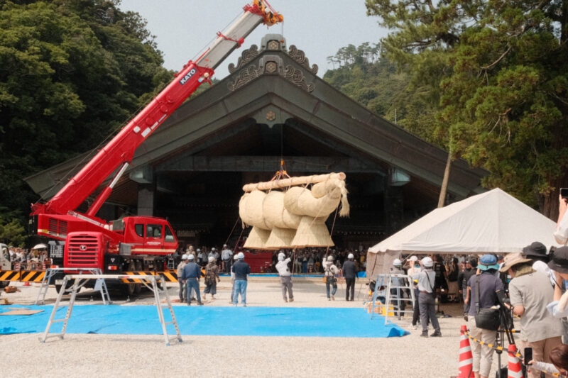 出雲大社神楽殿大しめ縄架け替え