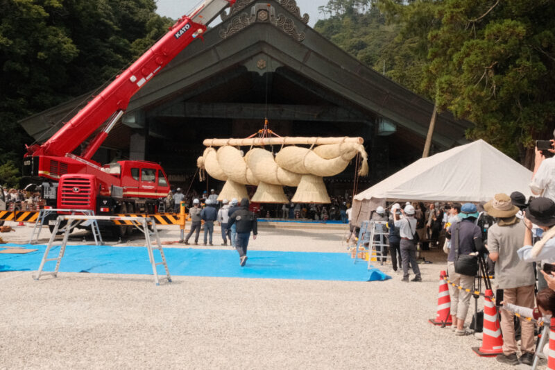 出雲大社神楽殿大しめ縄架け替え