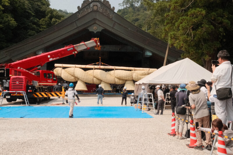 出雲大社神楽殿大しめ縄架け替え