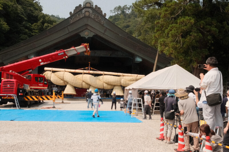 出雲大社神楽殿大しめ縄架け替え