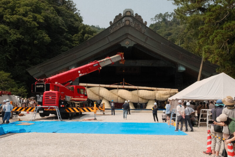 出雲大社神楽殿大しめ縄架け替え