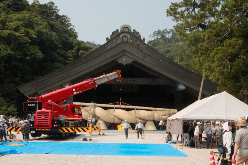 出雲大社神楽殿大しめ縄架け替え