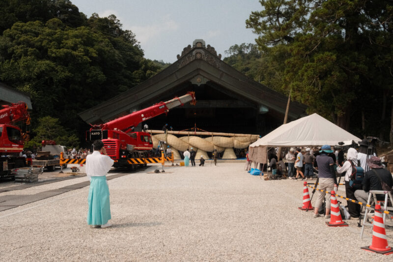 出雲大社神楽殿大しめ縄架け替え