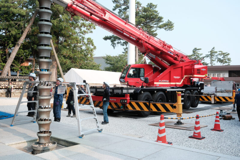 出雲大社神楽殿大しめ縄架け替え