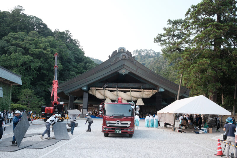 出雲大社神楽殿大しめ縄架け替え