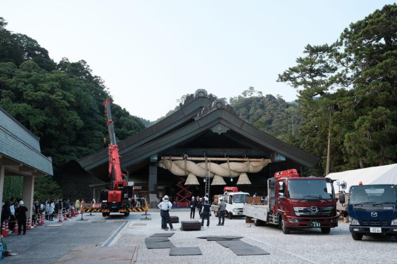 出雲大社神楽殿大しめ縄架け替え